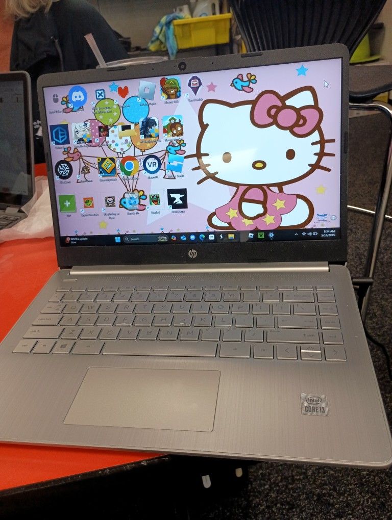 HP laptop Intel core i3 ram 8.00 GB. storage 250 . 14inch screen .comes with a charger