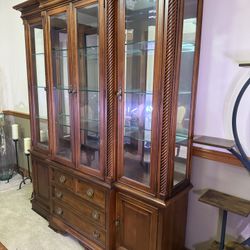 Vintage Stanley Traditional Mahogany Lighted China Cabinet