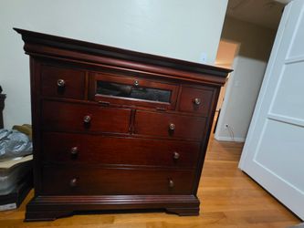 Dresser with 6 drawers