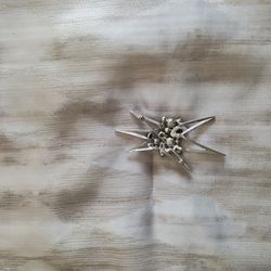 COSTUME JEWELRY BROOCH