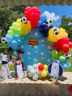 Balloon Back Drop With Cake Stand