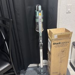Shark Cordless vacuim in Great Condition Almost new