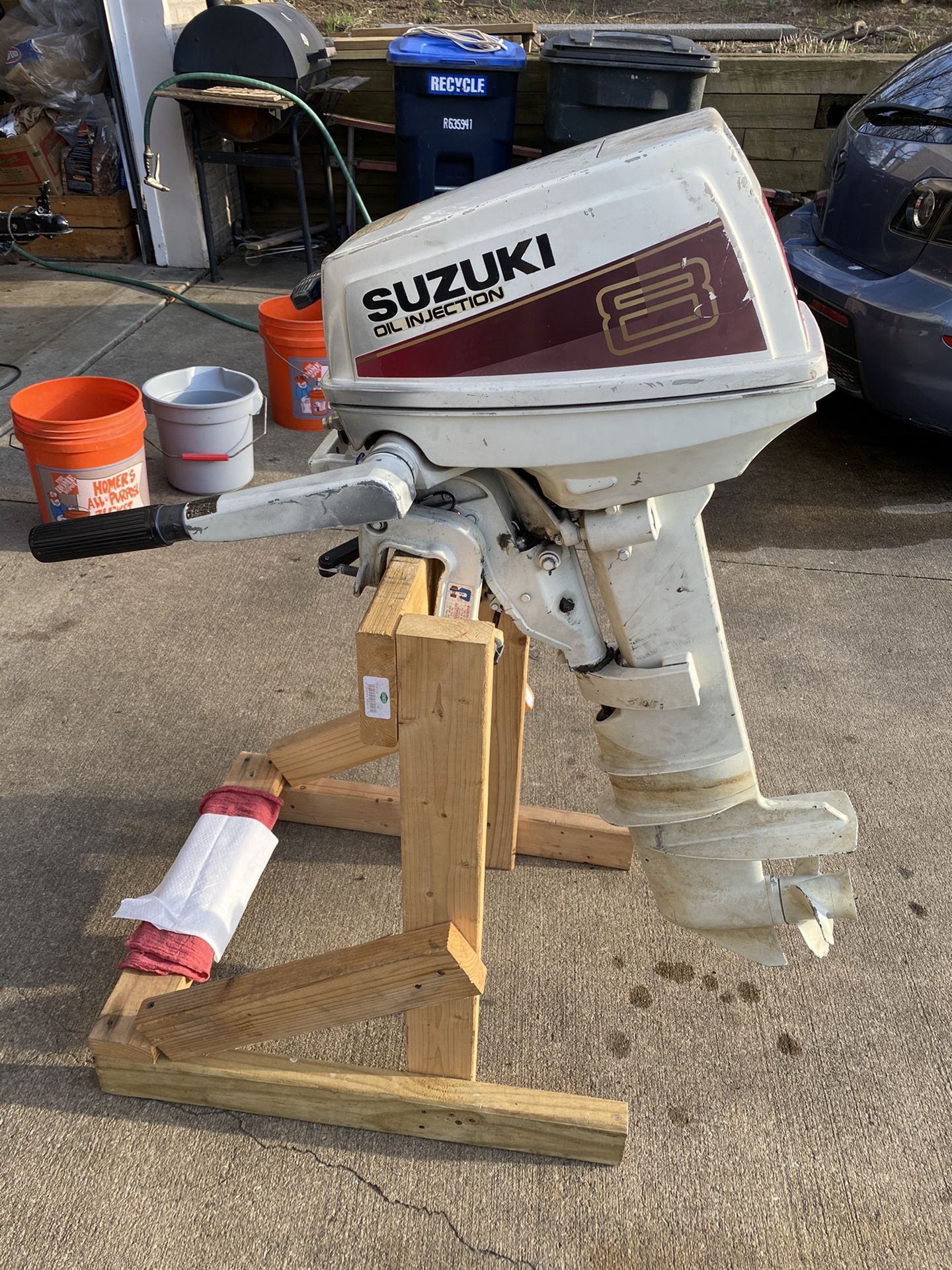 Photo 8 HP Suzuki Outboard Motor