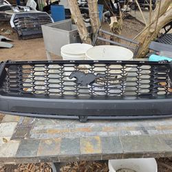 2024 - 2025  FORD MUSTANG GT FRONT UPPER GRILLE OEM PLASTIC
F21426