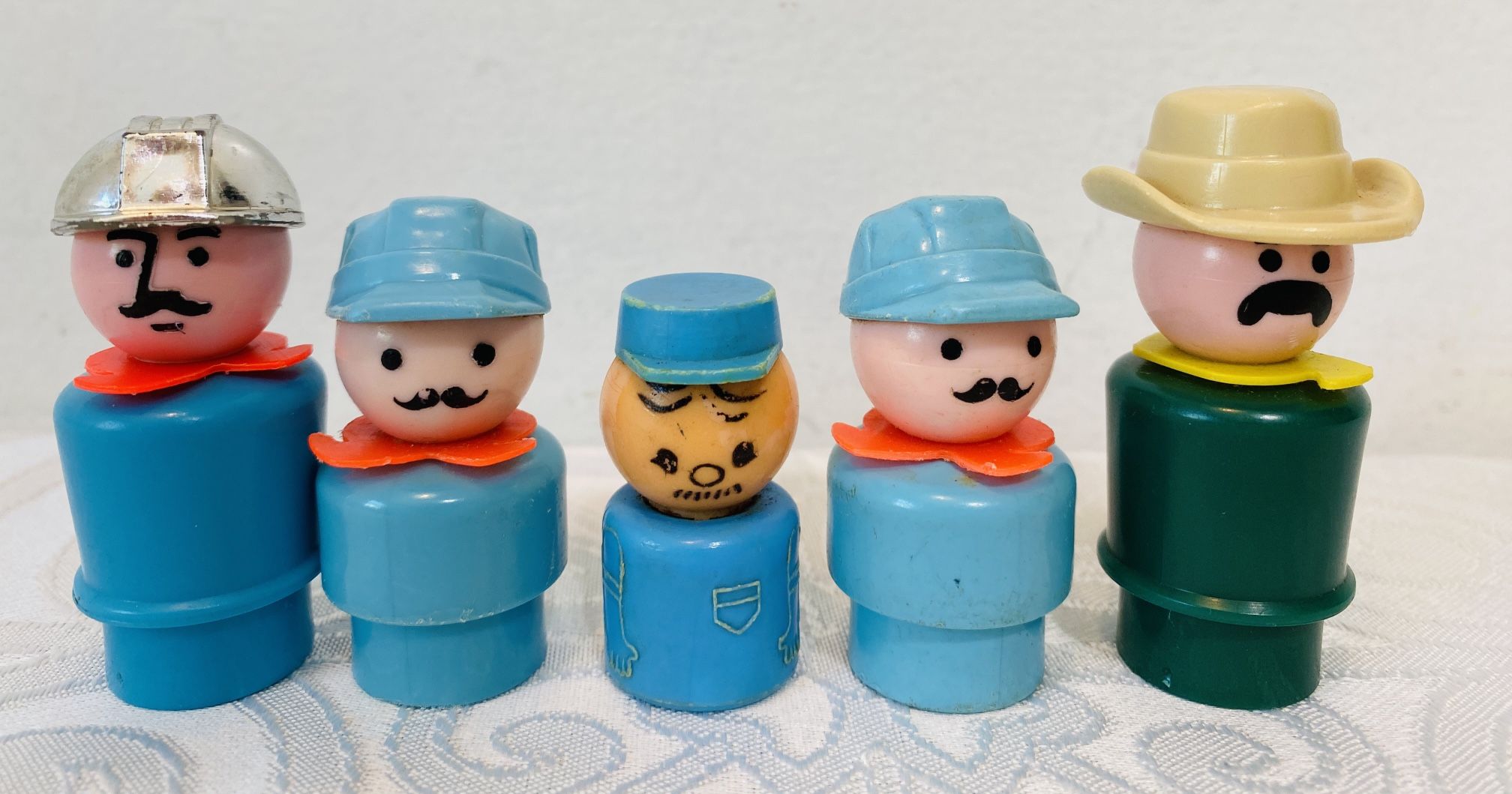 (5) VNTG FISHER PRICE LITTLE PEOPLE ZOO/CONSTRUCTION/TRAIN CONDUCTOR/MAILMAN