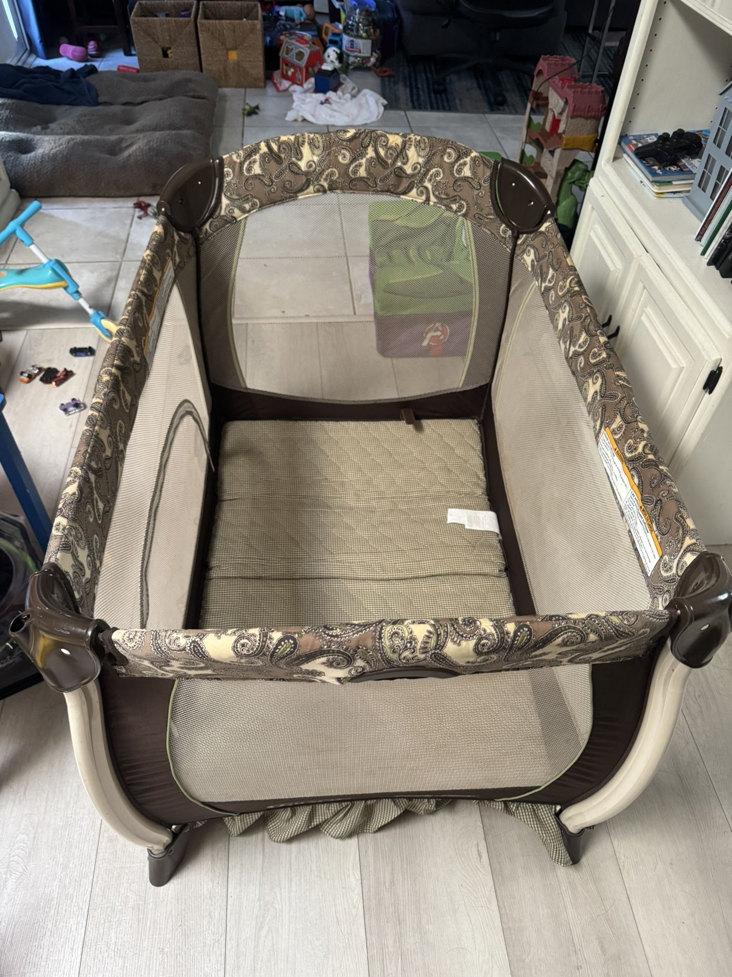 Graco XL pack and play