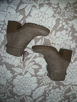 Women’s boots size 8.5