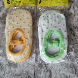 NEW- 2 SET Kids Basic Size Small Nonslip Socks 
