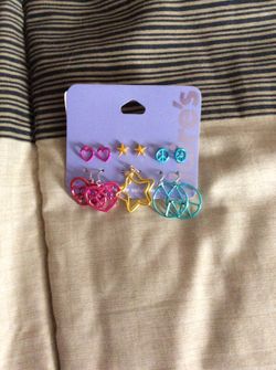 Set of six pierced earrings Claires