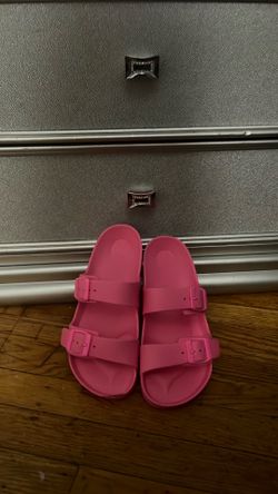 size 8 in women’s pink slides
