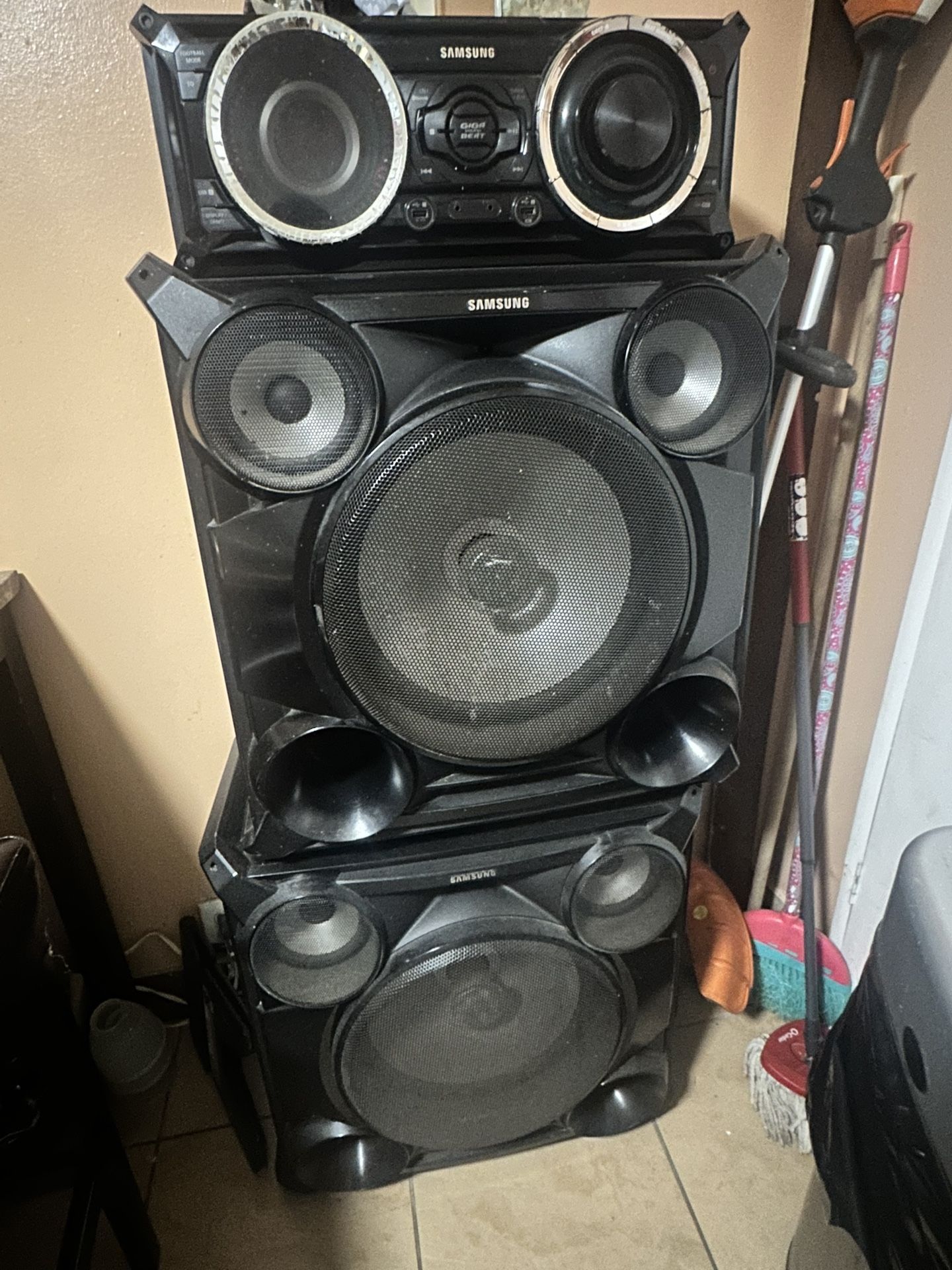 Samsung MX-FS8000 2300-Watt Giga Sound System