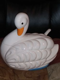 CERAMIC SWAN SOUP SERVING BOWL EITH SPOON