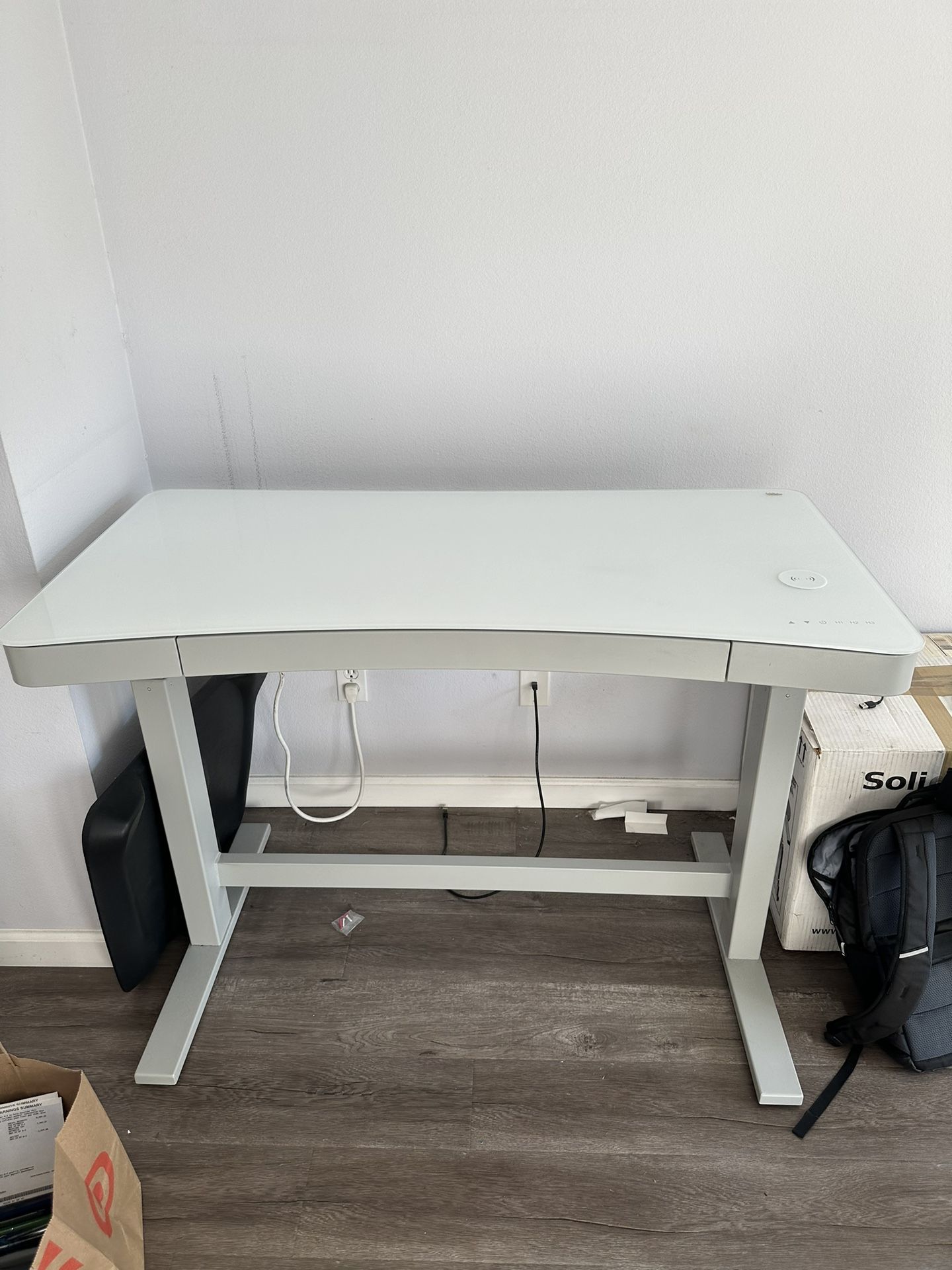 Tresanti Geller 47” Adjustable Height Desk for Sale in Hermosa Beach