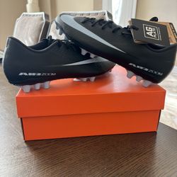 Brand New with tags in box!!!!! Nike Vapor 16 Academy!! ARTIFICIAL GRASS Low-Top Soccer Cleats!!! Men’s Size 10. 