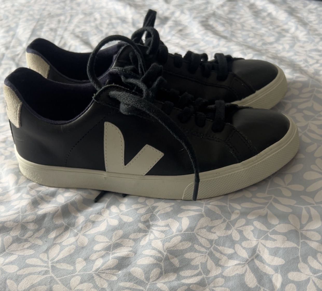 VEJA women's shoe size 5 but it fits a 6, I accept offers
