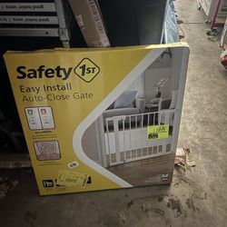 White Easy Install Auto-Close Baby Gate w Pressure Mount Fastening 