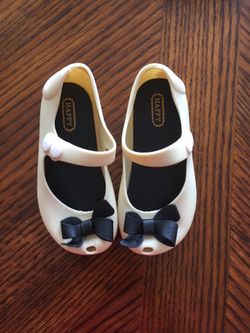 New beige jelly shoes with bows