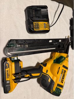 DEWALT 20V MAX XR Brushless 15GA Angled Finish Nailer