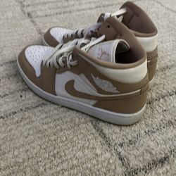Jordan 1 mid  size 9.5