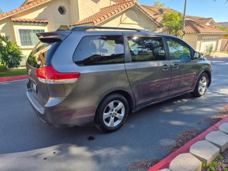 2011 TOYOTA SIENNA LE