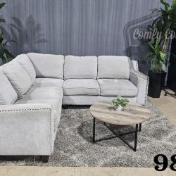 🛋️ Beautiful Studded Sectional (Delivery Available!! )