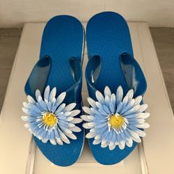 Vintage Retro Mrs Roper Big Flower Flip Flops Wm 6-7  Plastic Flowers are approx 4”x4”.  