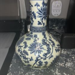 New Condition Vintage Blue And White Asian Vase
