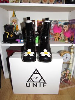 Unif moxie heart boots shop