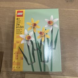 LEGO Flowers Celebration Gift, Yellow and White Daffodil Room Decor 40747