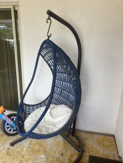 Swinging egg chair with cushion