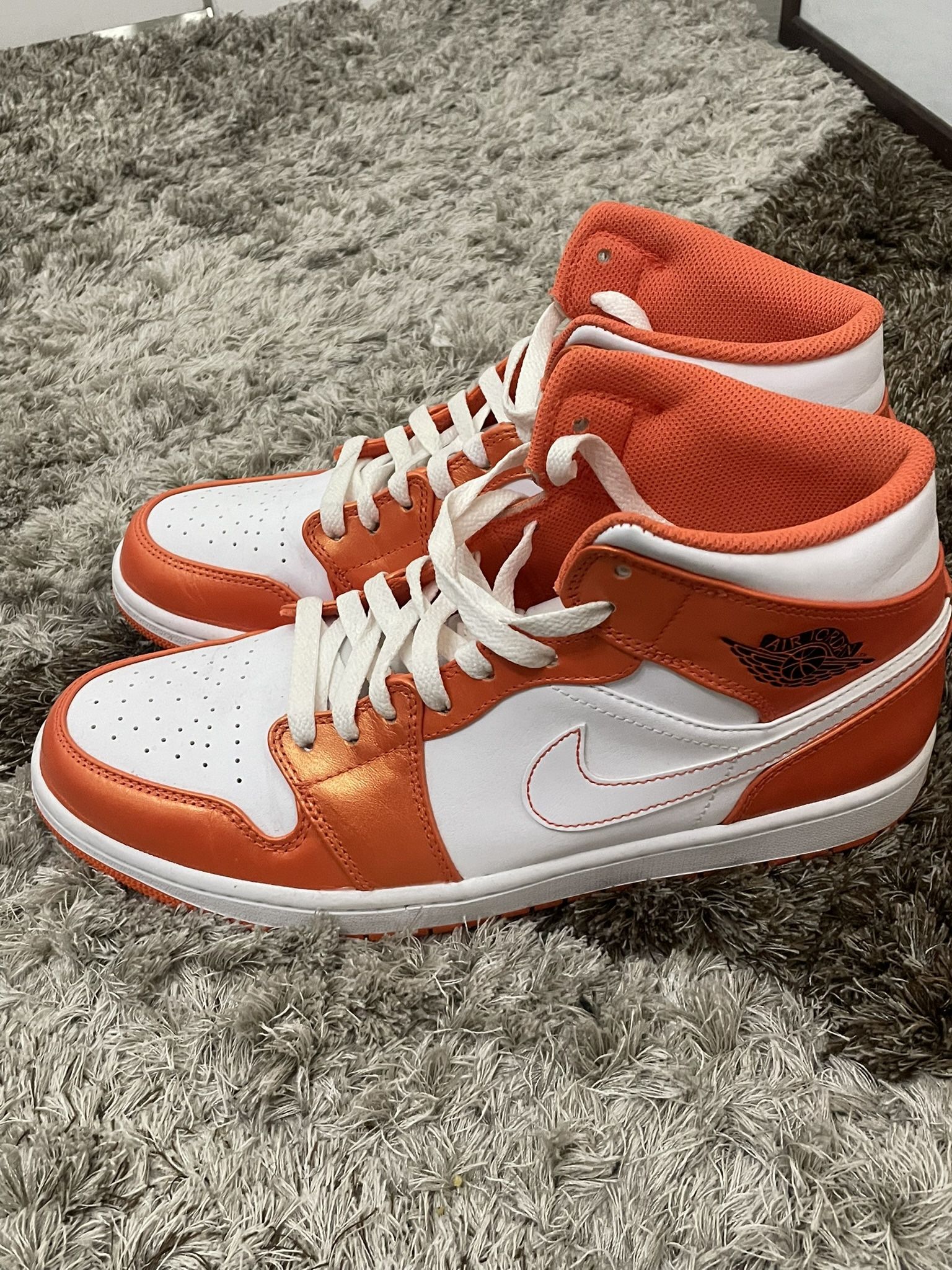 Jordan 1 Mid Metallic Orange
