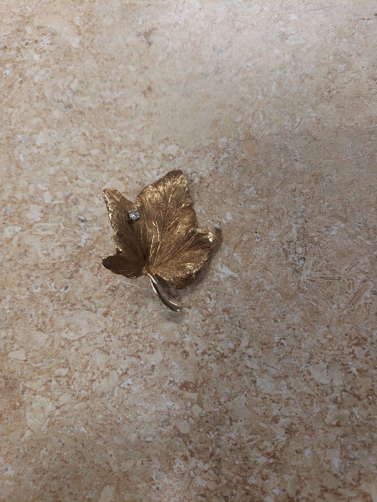 14k Yellow Gold Leaf Pin With Diamond