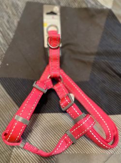 looks to be a very nice harness, well-made and has reflective material Dog harness/leash for medium dog looks to be a very nice harness, well-made and