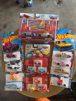HOTWHEELS / DISNEY CARS MINI RACERS & CARS LOT