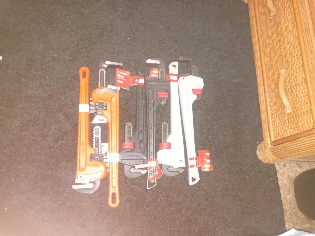 2 Ridgid Heavy Duty 18" Pipe Wrench, 2 Husky 18 In Heavy Duty Pipe Wrench & 2 18 In Aluminum Pipe Wrench