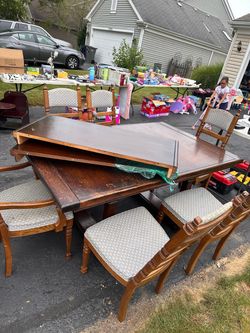 Solid Wood Table with two expansible leaves