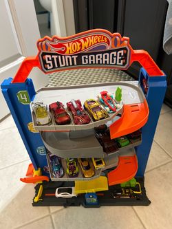 Hot wheel garage with cars