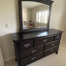Dresser With Mirror