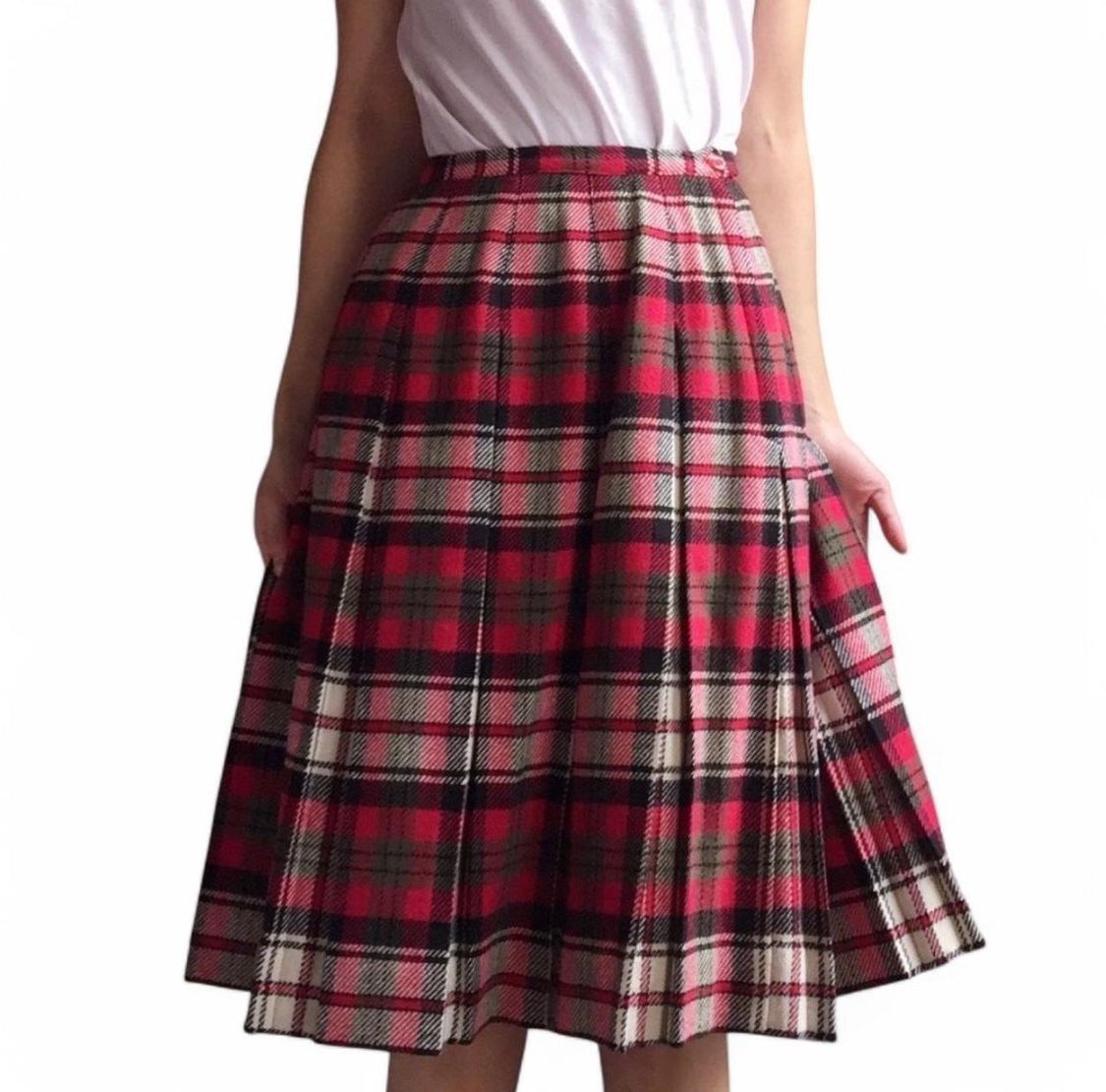 Red and white plaid pleated midi skirt with a retro vibe #plaid #midi Vintage by Bobbie Brooks