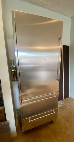 SUB-ZERO 27” 700tc Model Refrigerador With Stainless steel Paneling For Sale.