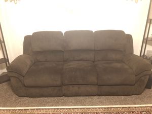 Photo This is a good sofa and it is a good condition we have this sofa for 5 months and this is 3 pieces and all of them all in the same size