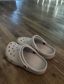 lavender crocs women size 6 men 8