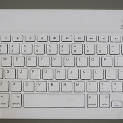 Fintie Ultrathin (4mm) Wireless Bluetooth QWERTY Keyboard + Case for iPad, White