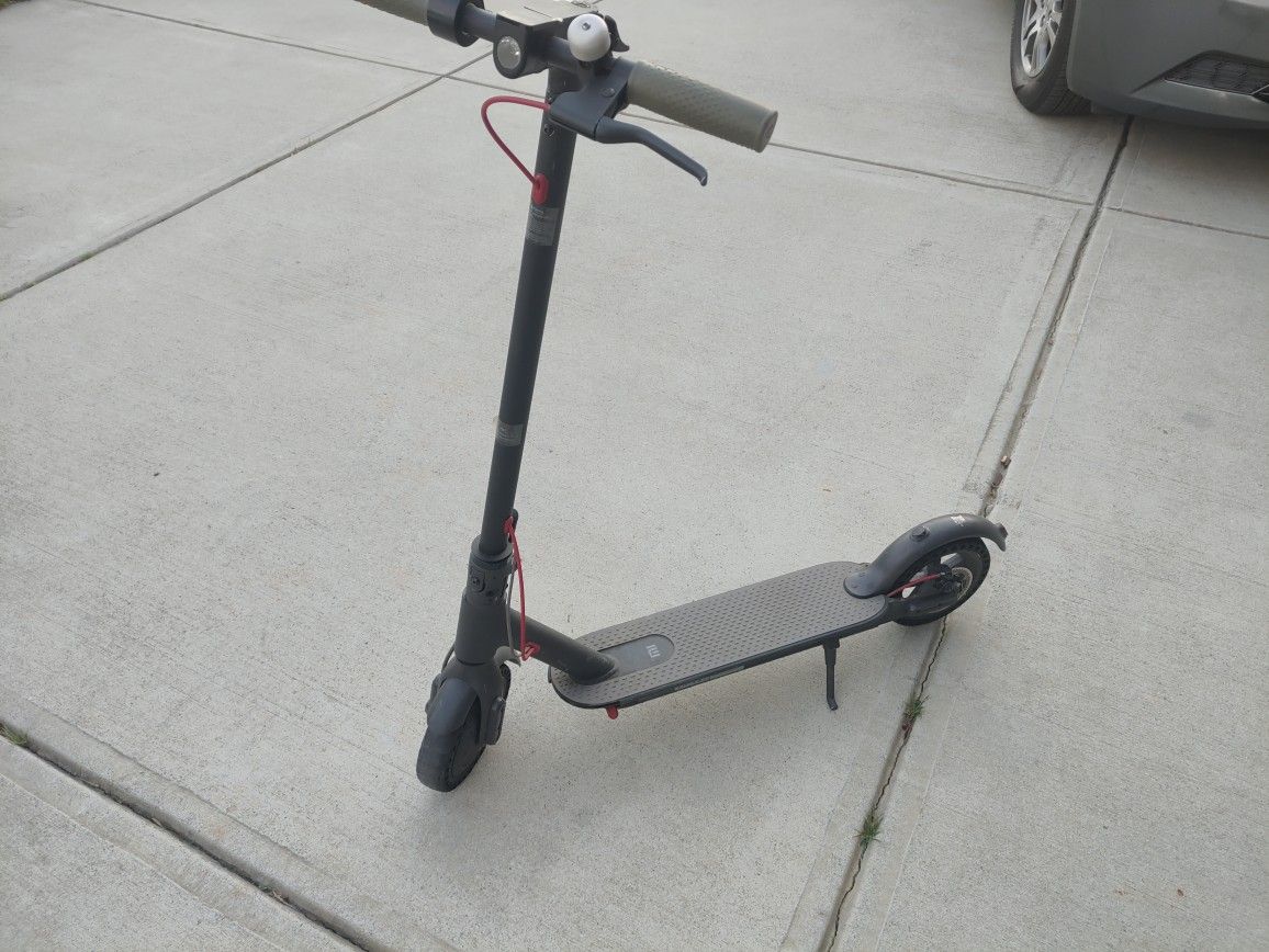 Xiaomi M365 Scooter W Solid Tires