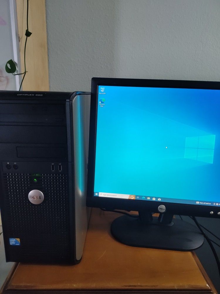 Sale Pending: Refurbished Vintage Dell windows XP computer serial port monitor