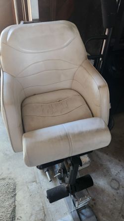 Capt boat seat