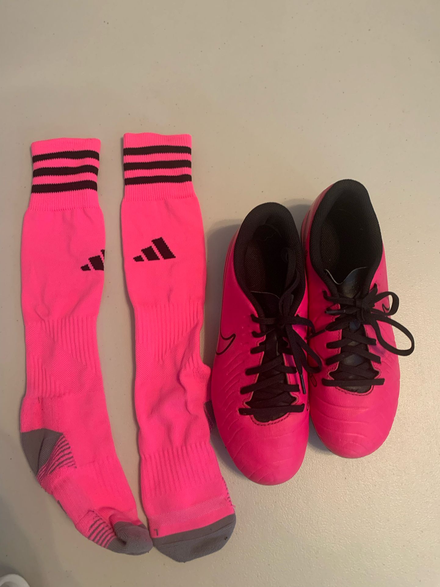 Nike Tiempo Kids Size 6 Cleats And Socks 