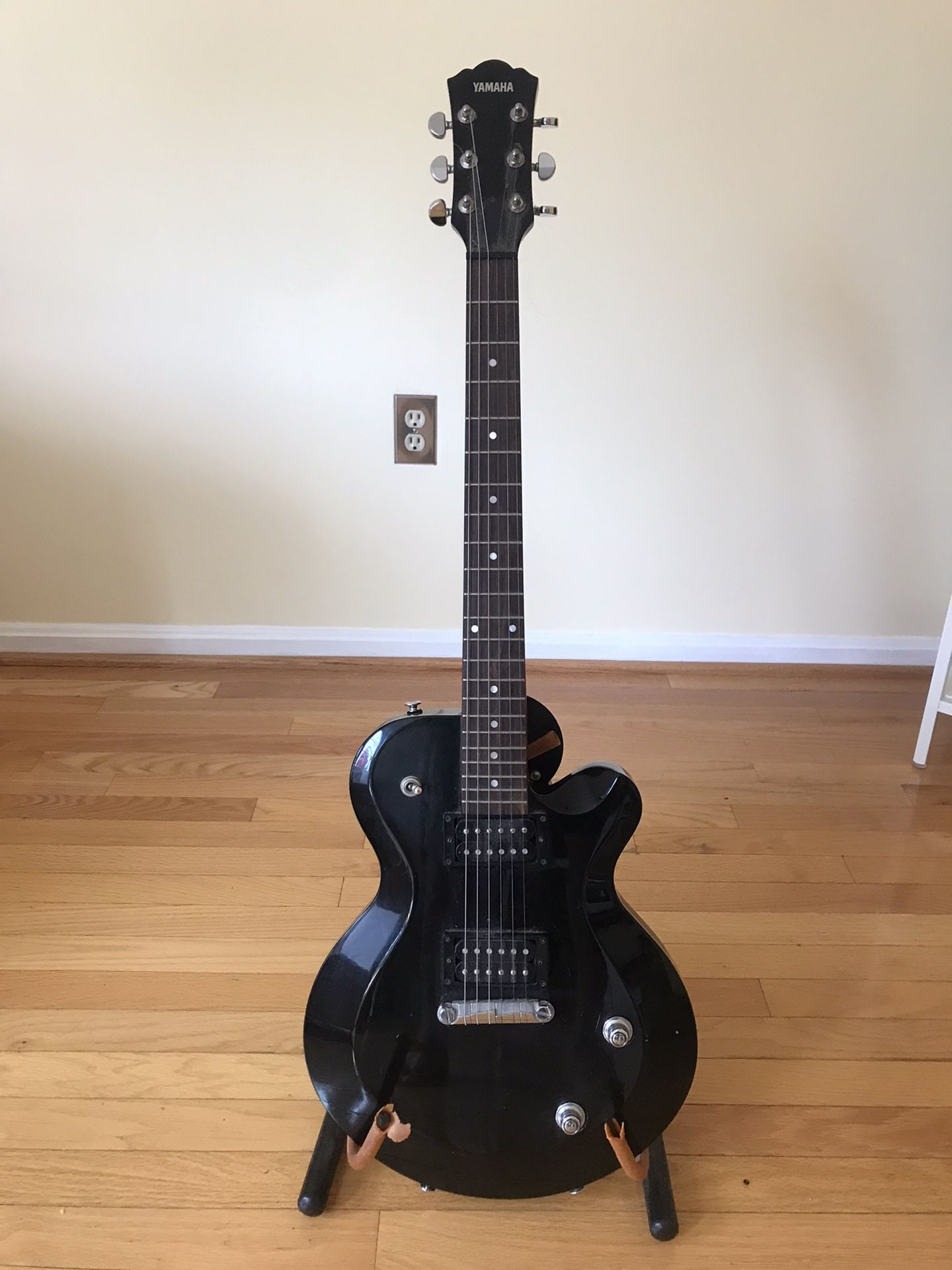 Yamaha AES420 Electric Guitar