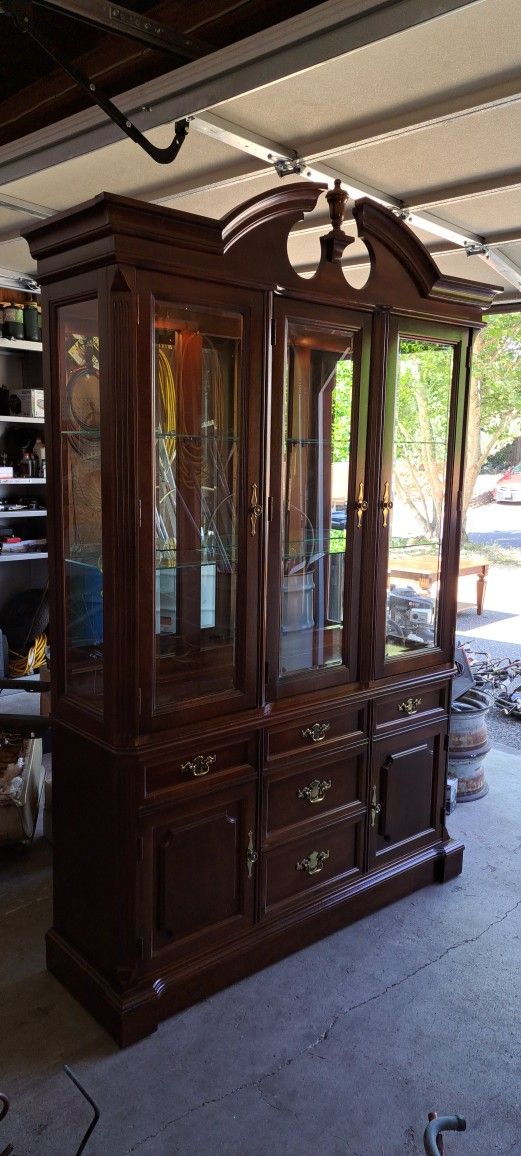Queen Anne (Lighted) China Cabinet