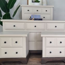 *FREE DELIVERY** Taupe/ Cream 4 piece bedroom furniture set/dresser/chest/ nightstands.